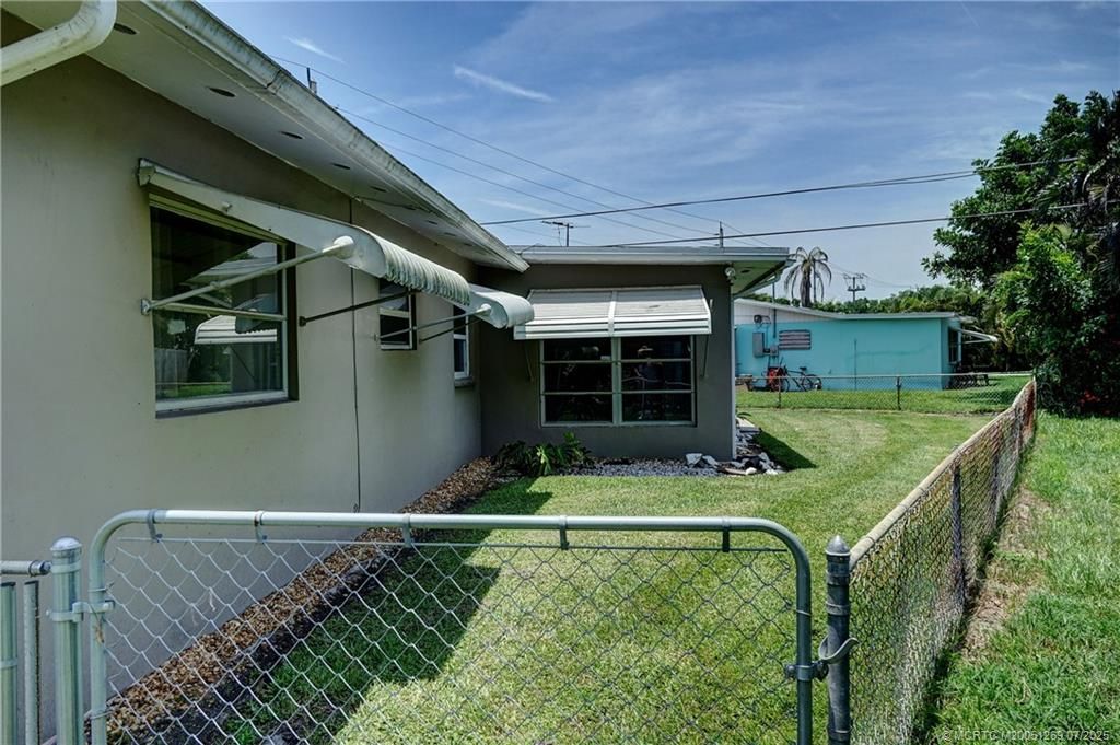 Photo of 4701 SE Edison Avenue, Stuart, FL 34997 (MLS # M20051269)