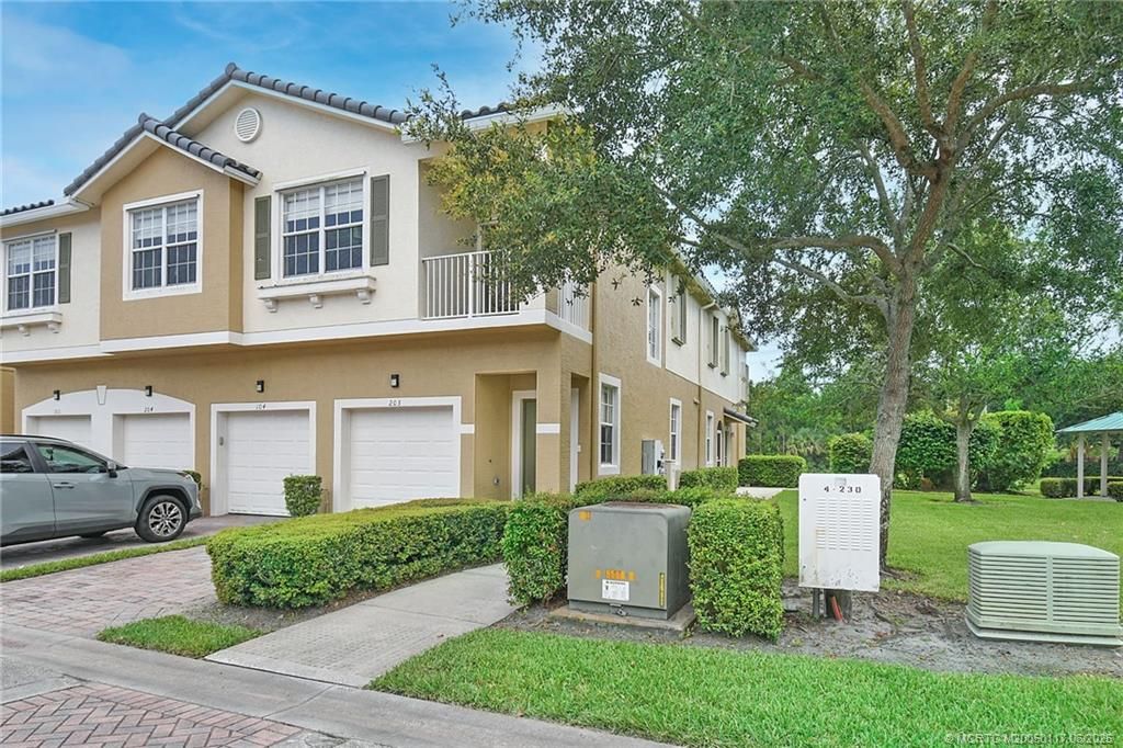 Photo of 1550 SE Hampshire Way #104, Stuart, FL 34994 (MLS # M20050117)