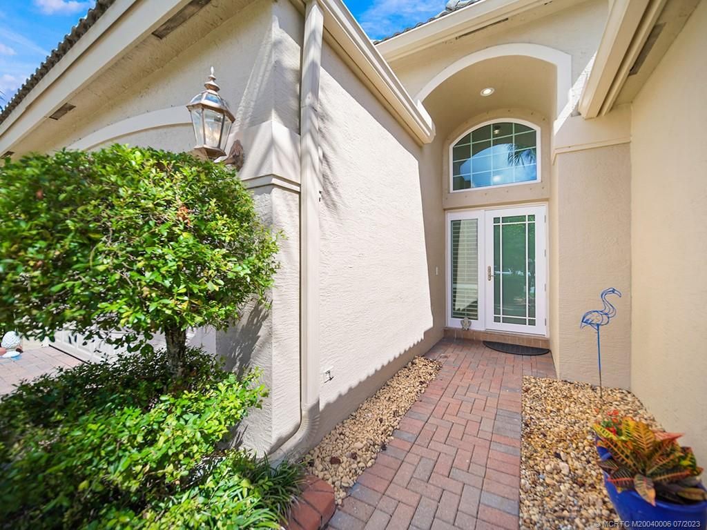 Photo of 962 SE Westminster Place, Stuart, FL 34997 (MLS # M20040006)