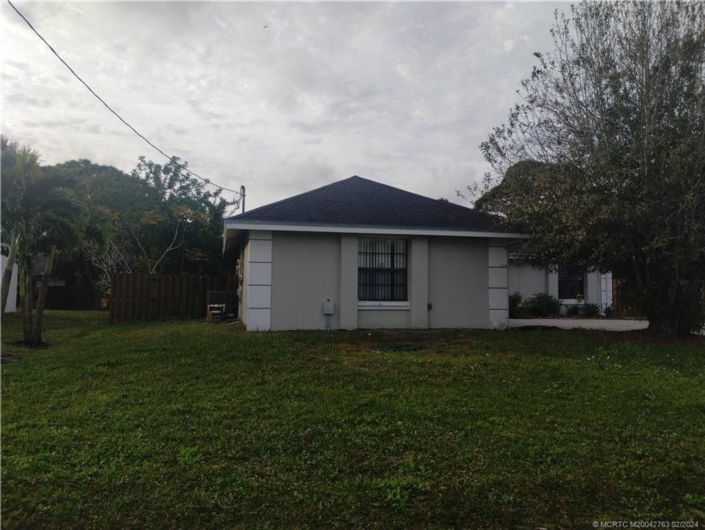 Photo of 2238 SE Manor Avenue, Port Saint Lucie, FL 34952 (MLS # M20042763)