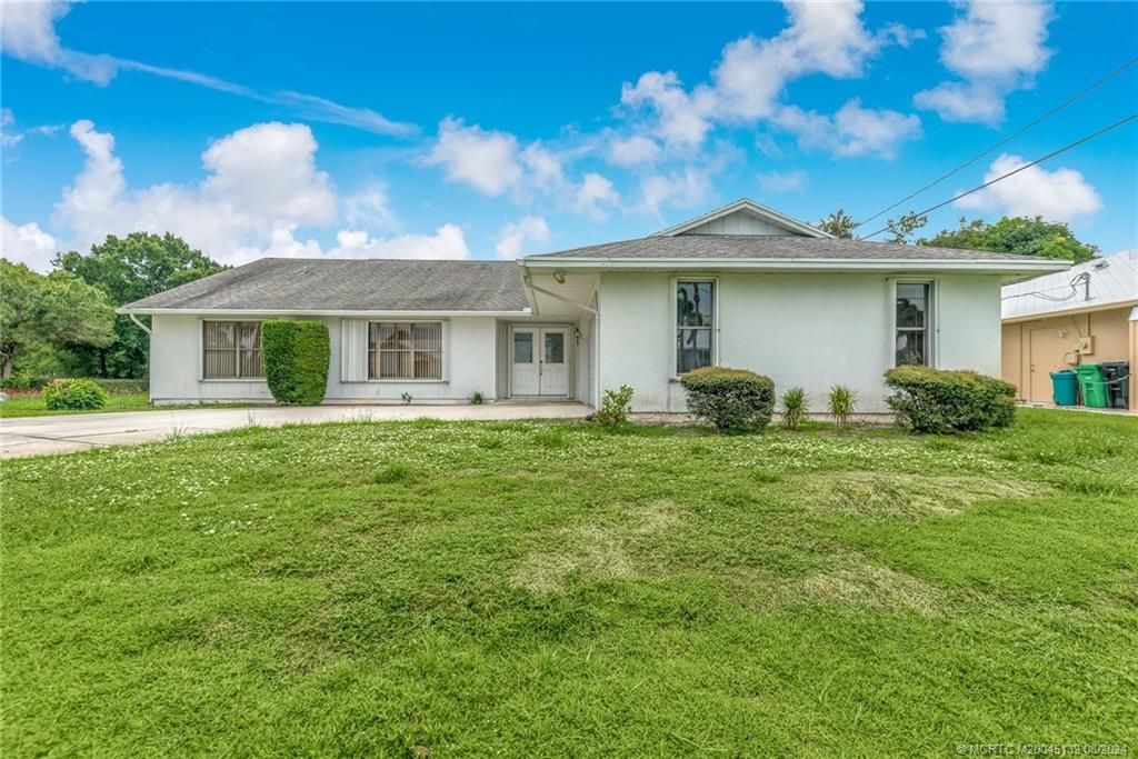 Photo of 1678 SE Holiday Road, Port Saint Lucie, FL 34952 (MLS # M20045132)