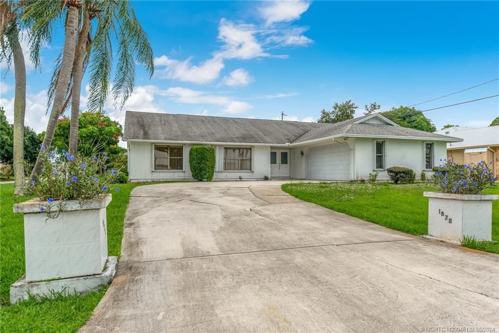 Photo of 1678 SE Holiday Road, Port Saint Lucie, FL 34952 (MLS # M20045132)