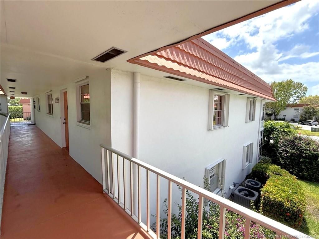 Photo of 2600 SE Ocean Boulevard #JJ18, Stuart, FL 34996 (MLS # M20055424)