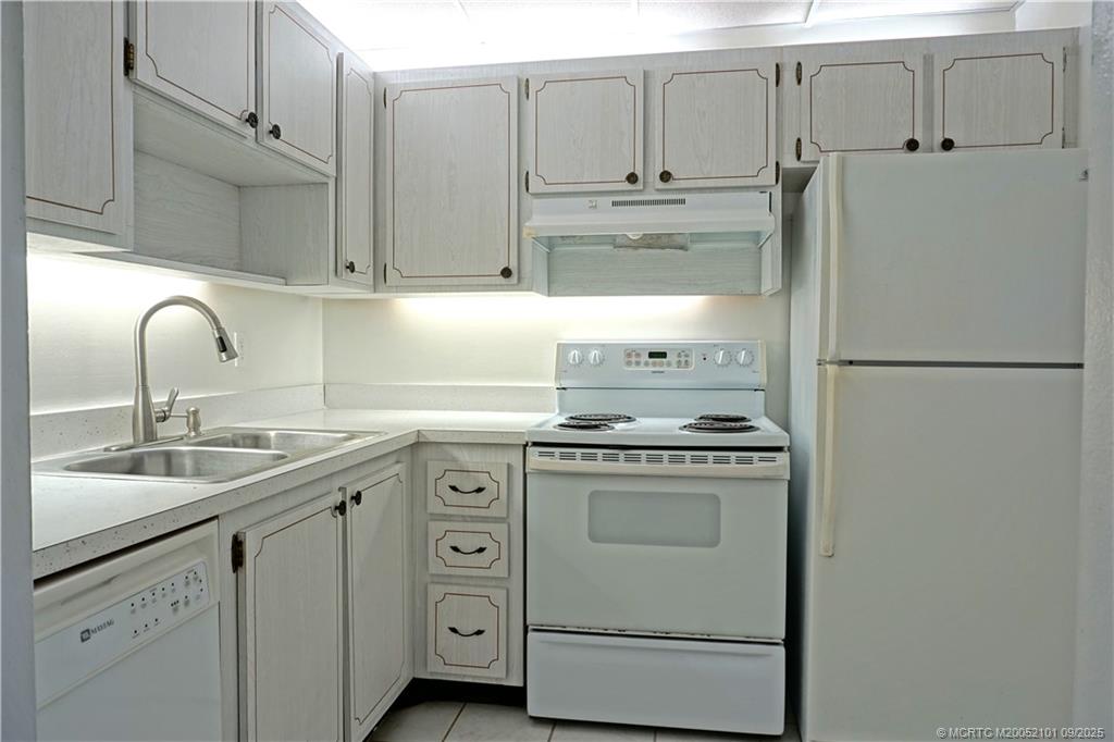 Stuart, Florida 34996, United States, 1 Bedroom Bedrooms, ,1 BathroomBathrooms,Residential,Pending,206032