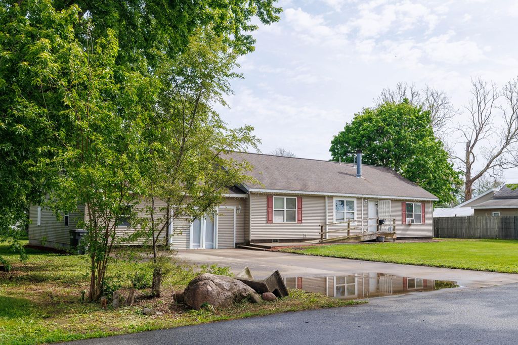 Photo of 106 W Allen Street, Kentland, IN 47951 (MLS # 839131)