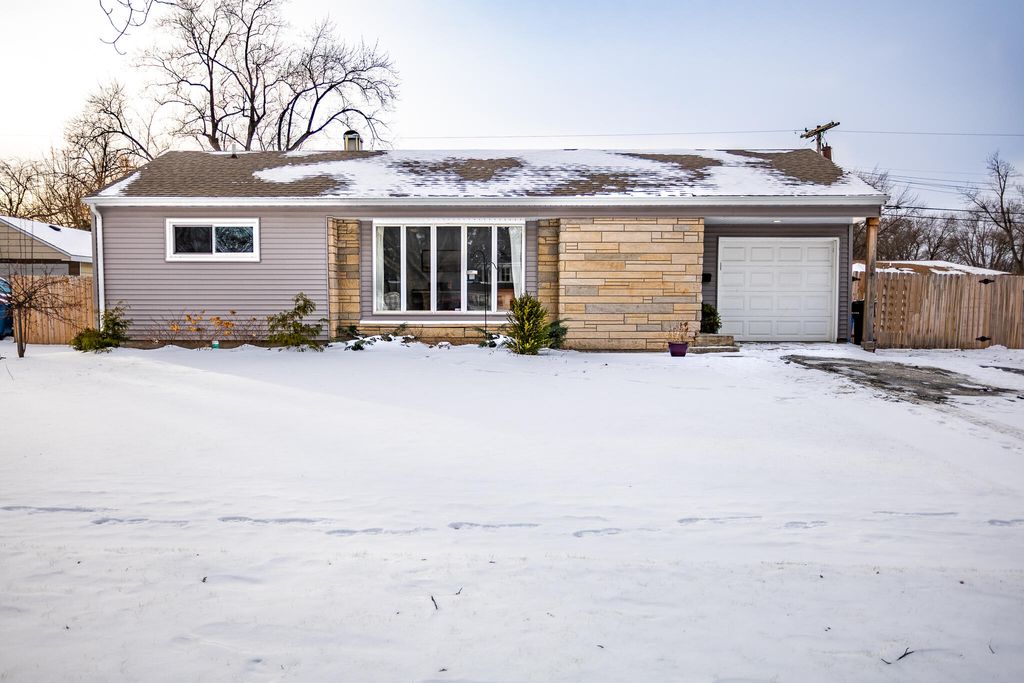 Photo of 903 S Main Street, Crown Point, IN 46307 (MLS # 833084)