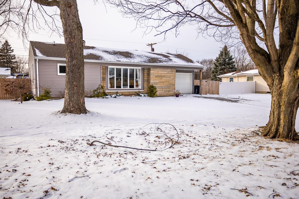 Photo of 903 S Main Street, Crown Point, IN 46307 (MLS # 833084)