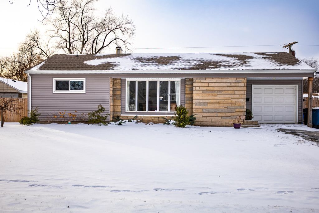 Photo of 903 S Main Street, Crown Point, IN 46307 (MLS # 833084)