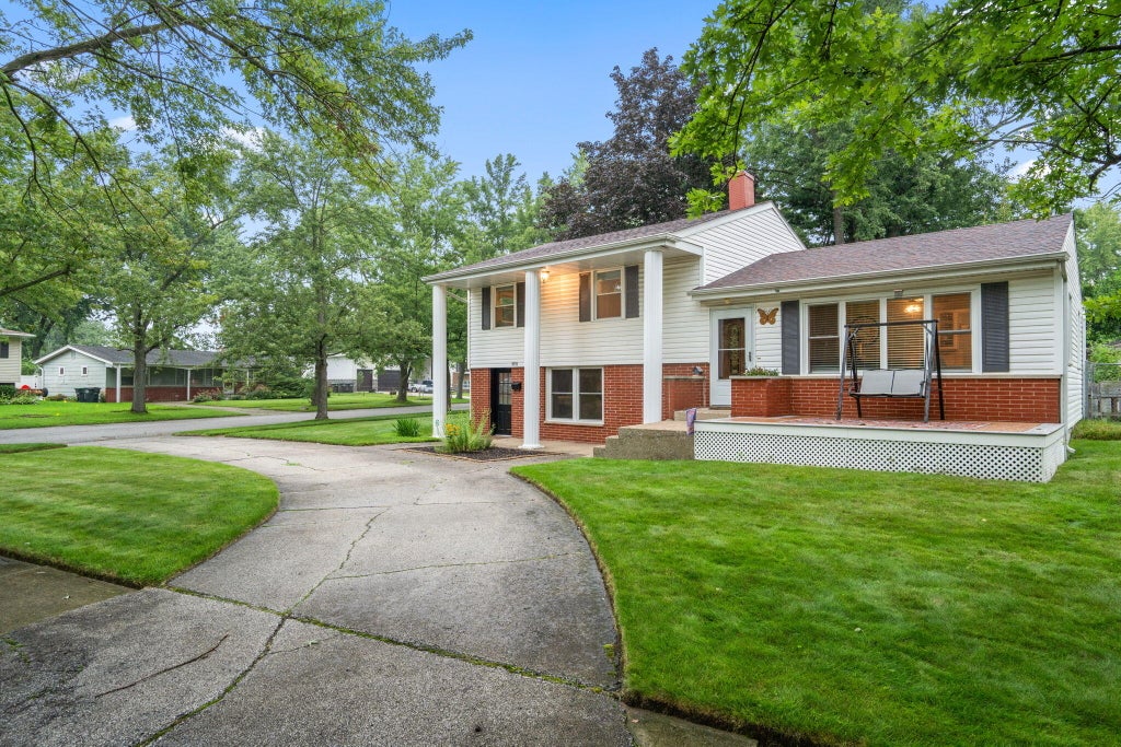 Photo of 1076 W 11th Street, Hobart, IN 46342 (MLS # 844461)