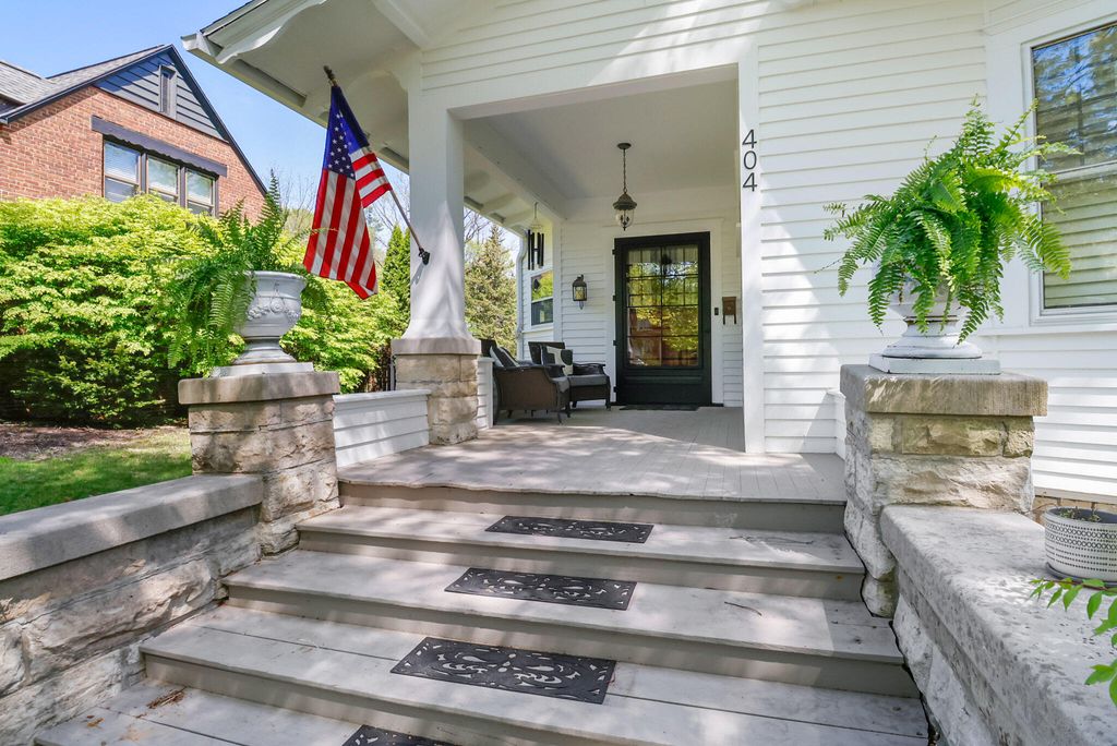 Photo of 404 Washington Street, Valparaiso, IN 46383 (MLS # 835901)