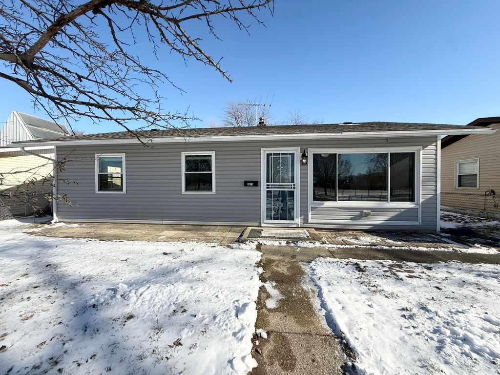 Photo of 6639 New Hampshire Avenue, Hammond, IN 46323 (MLS # 832886)