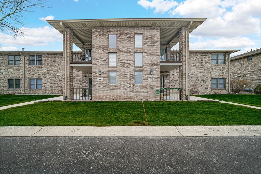 Photo of 947 Oak Drive, Crown Point, IN 46307 (MLS # 835061)