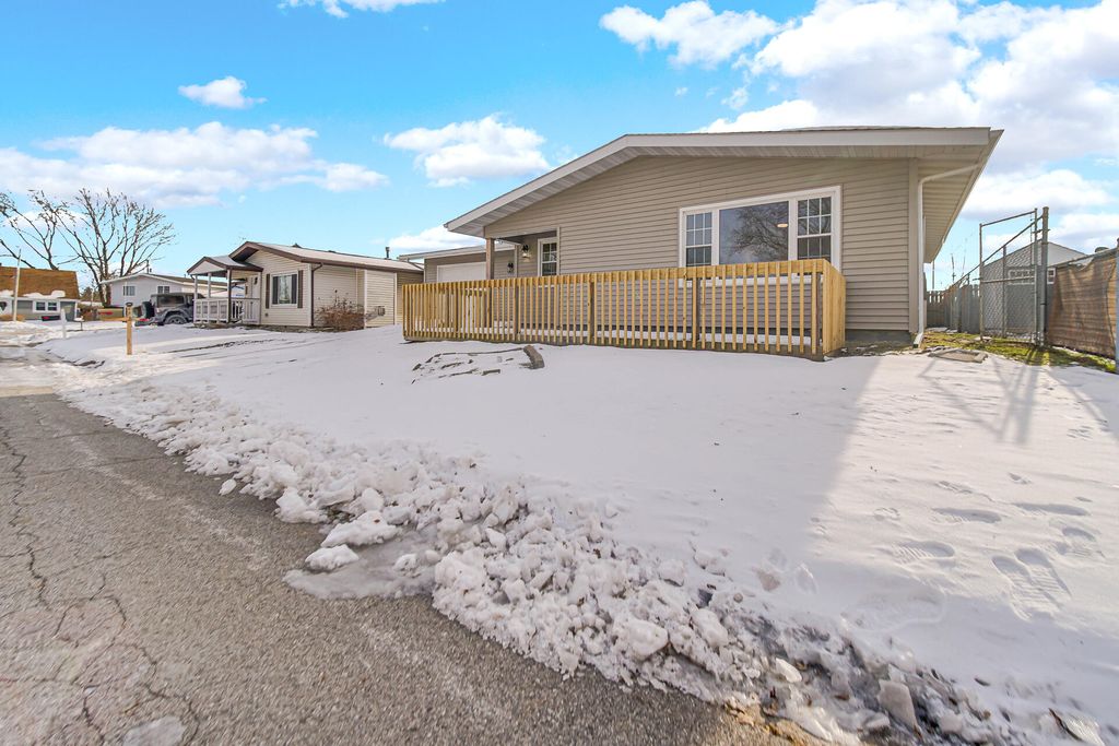 Photo of 372 Raven Court, Valparaiso, IN 46385 (MLS # 831940)