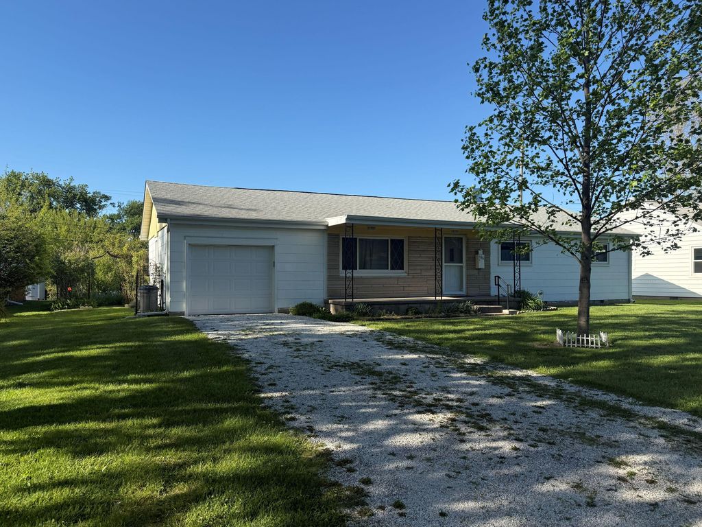 Photo of 916 W Monnett Street, Rensselaer, IN 47978 (MLS # 838911)