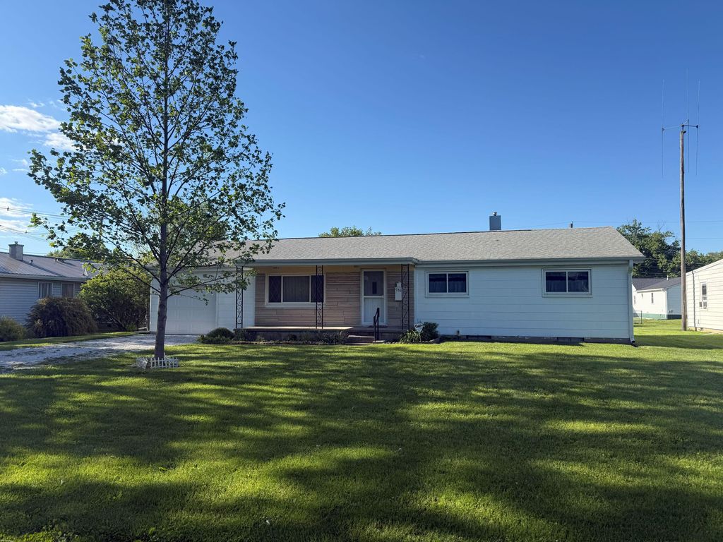 Photo of 916 W Monnett Street, Rensselaer, IN 47978 (MLS # 838911)