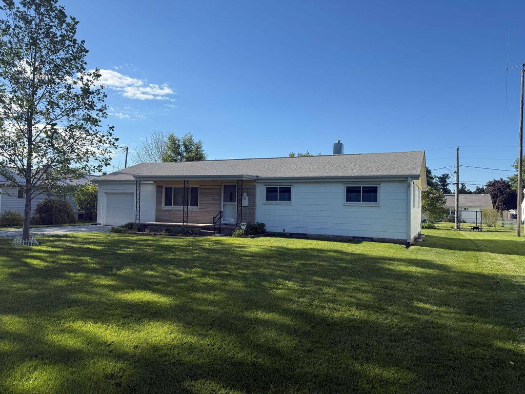 Photo of 916 W Monnett Street, Rensselaer, IN 47978 (MLS # 838911)