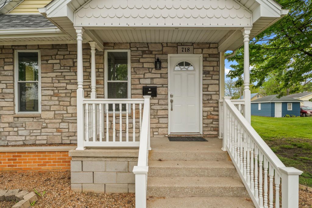 Photo of 718 N Grant Street, Crown Point, IN 46307 (MLS # 838487)