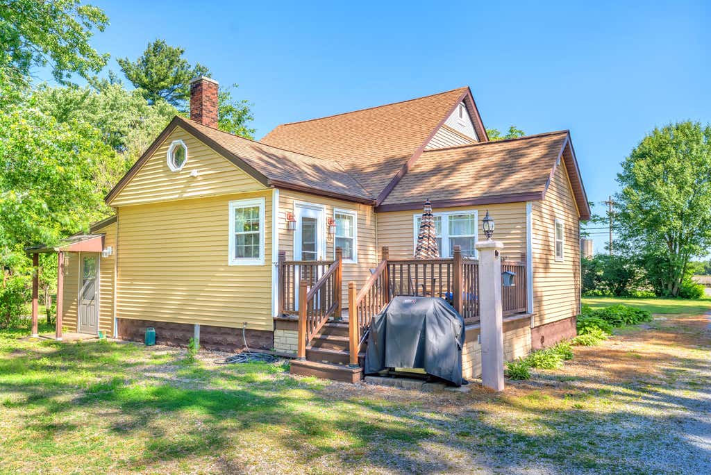 Photo of 5587 W State Road 10, DeMotte, IN 46310 (MLS # 840057)