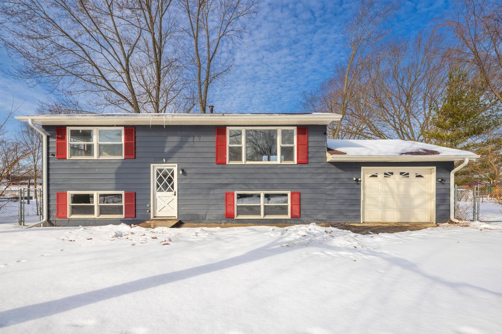 Photo of 215 Crestwood Drive, Michigan City, IN 46360 (MLS # 833915)