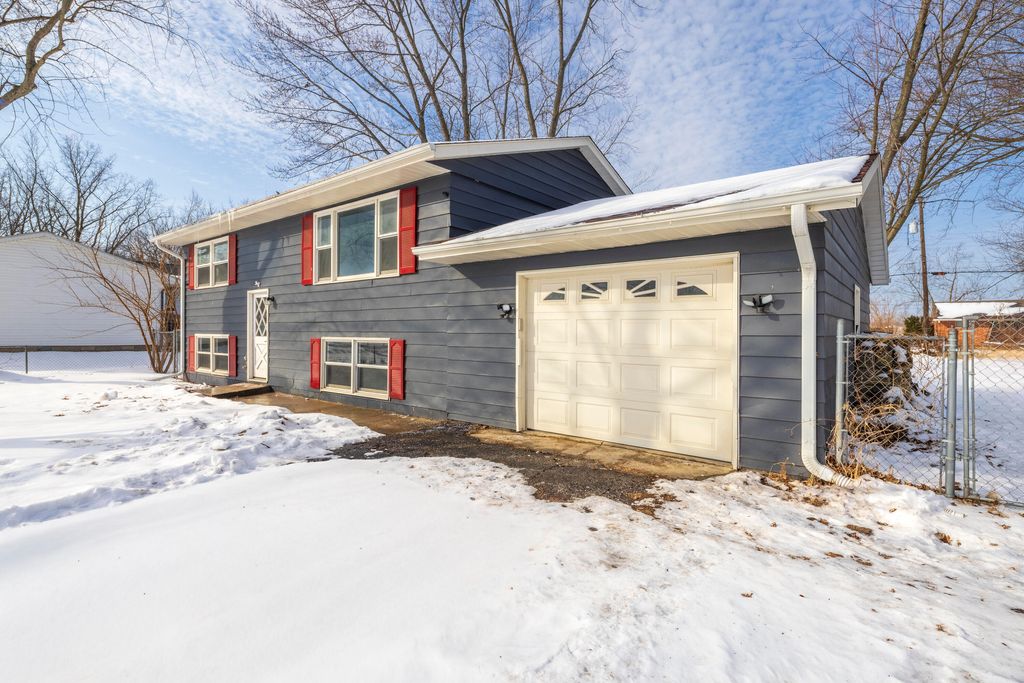 Photo of 215 Crestwood Drive, Michigan City, IN 46360 (MLS # 833915)