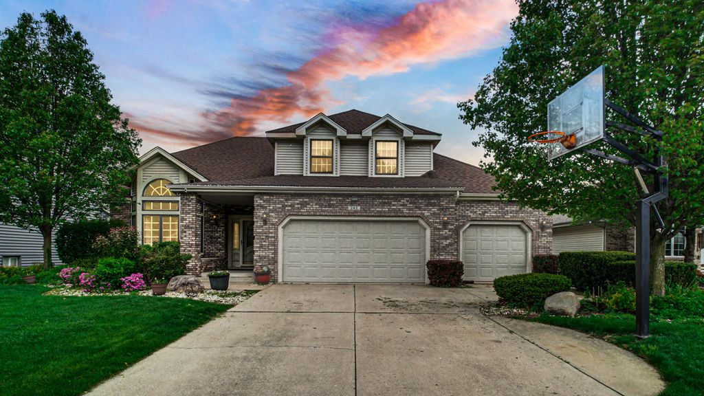 Photo of 242 Golfview Drive, Schererville, IN 46375 (MLS # 838024)