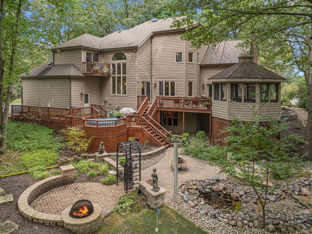 Photo of 4610 Thornbury Drive W, Valparaiso, IN 46383 (MLS # 845196)