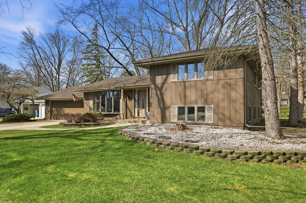 Photo of 9346 Northcote Avenue, Saint John, IN 46373 (MLS # 836148)