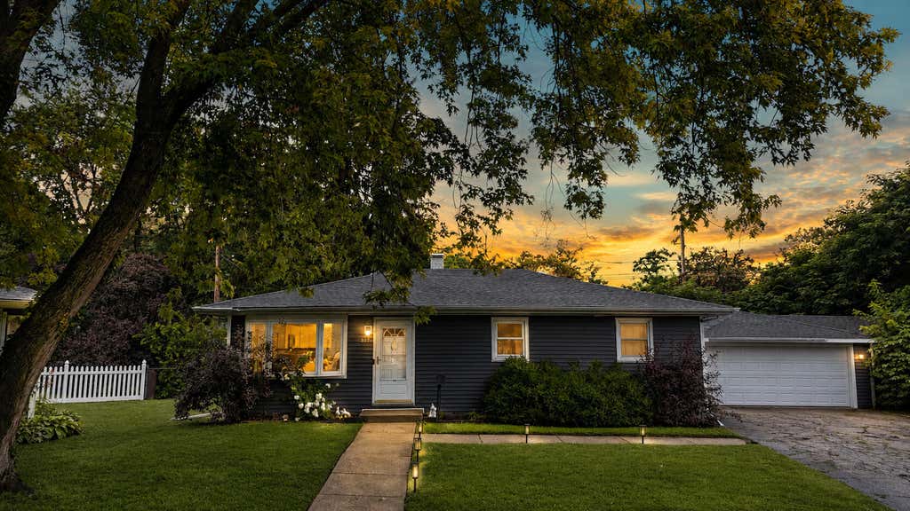 Photo of 807 Henry Court, Hobart, IN 46342 (MLS # 843311)