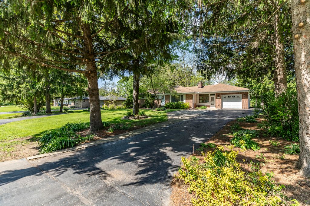 Photo of 9430 Hilltop Drive, Saint John, IN 46373 (MLS # 839336)