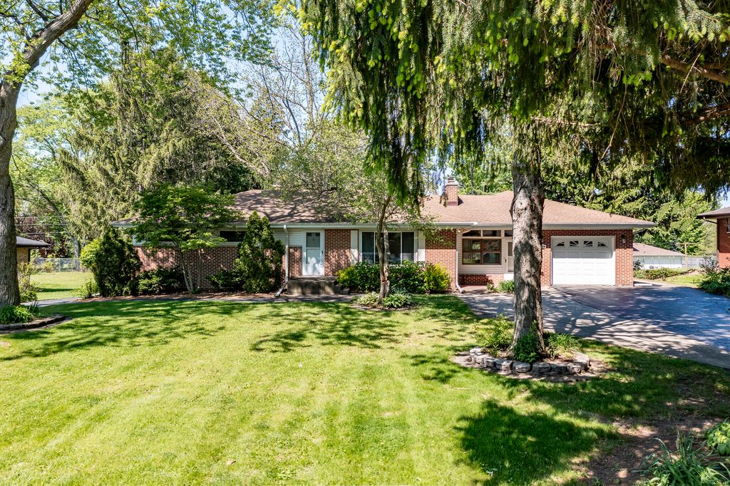 Photo of 9430 Hilltop Drive, Saint John, IN 46373 (MLS # 839336)