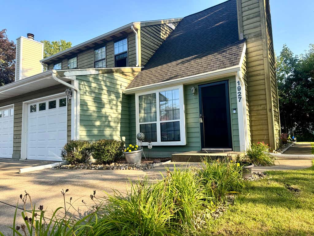 Photo of 1927 Springvale Drive, Crown Point, IN 46307 (MLS # 844184)
