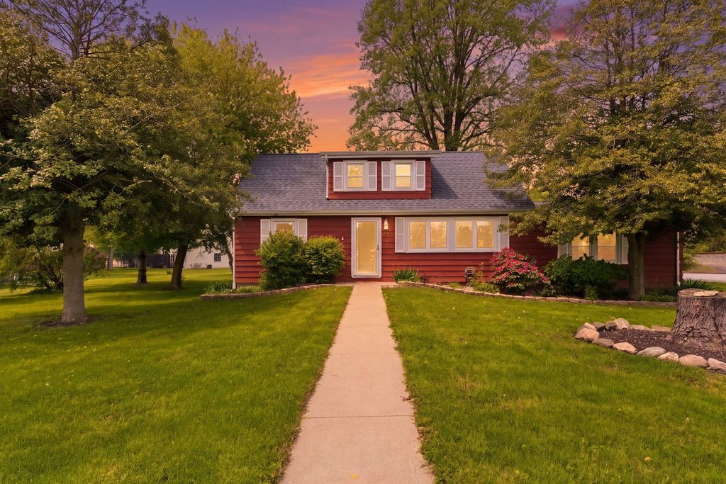 Photo of 131 N 18th Street, Chesterton, IN 46304 (MLS # 838505)