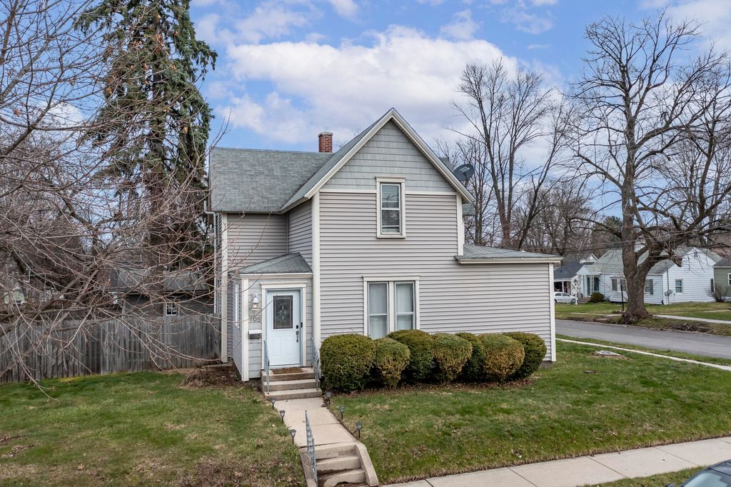 Photo of 705 Institute Street, Valparaiso, IN 46383 (MLS # 836221)