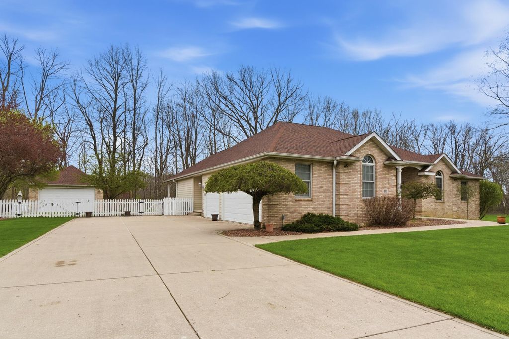 Photo of 441 Meadowbrook Drive, Valparaiso, IN 46383 (MLS # 837150)