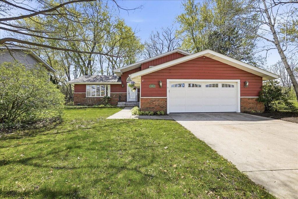 Photo of 1031 Brooke Lane, Schererville, IN 46375 (MLS # 837672)