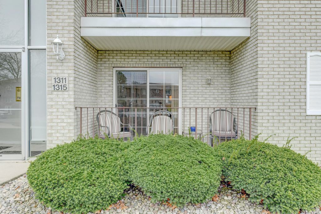 Photo of 1315 Woodhollow Court, Schererville, IN 46375 (MLS # 837270)