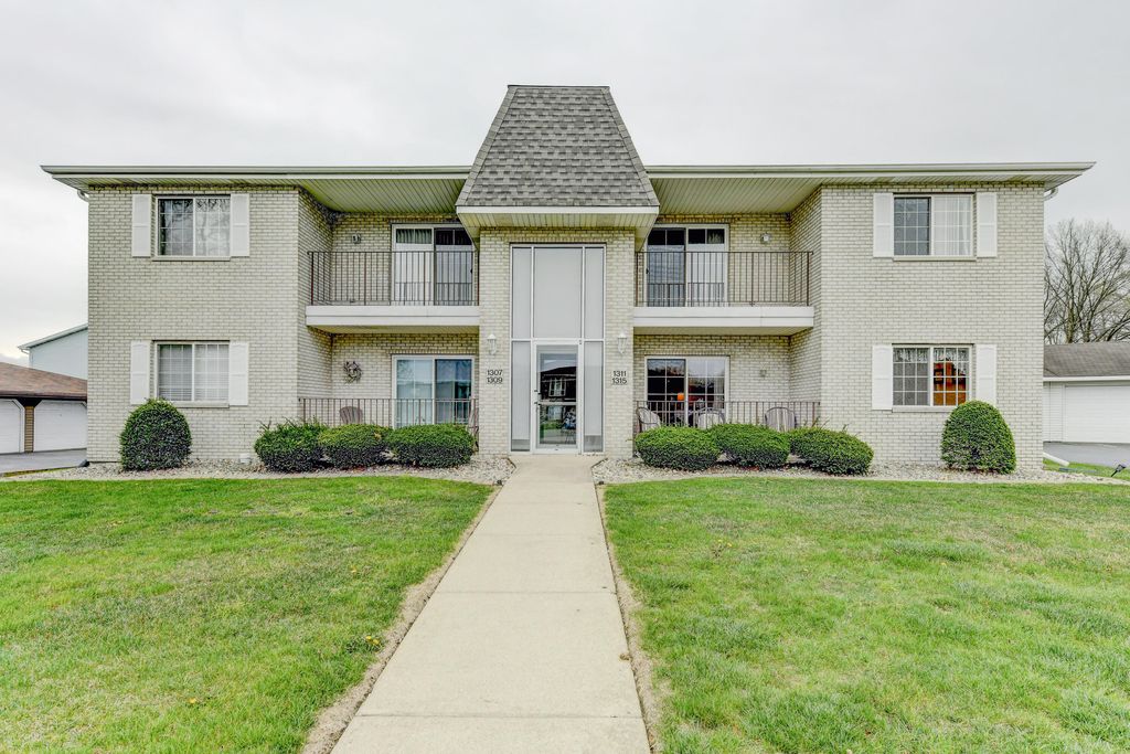 Photo of 1315 Woodhollow Court, Schererville, IN 46375 (MLS # 837270)