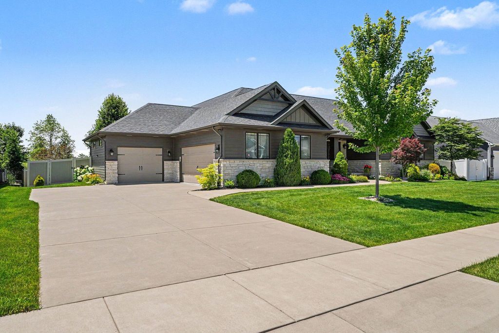 Photo of 915 Betty Lane, Crown Point, IN 46307 (MLS # 841291)