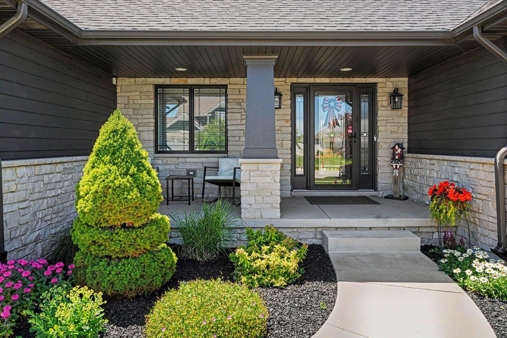 Photo of 915 Betty Lane, Crown Point, IN 46307 (MLS # 841291)