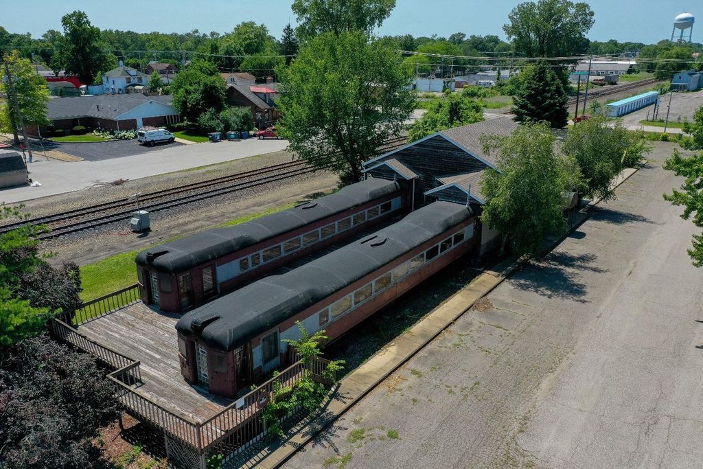 Photo of 301 Grant Avenue, Chesterton, IN 46304 (MLS # 837371)