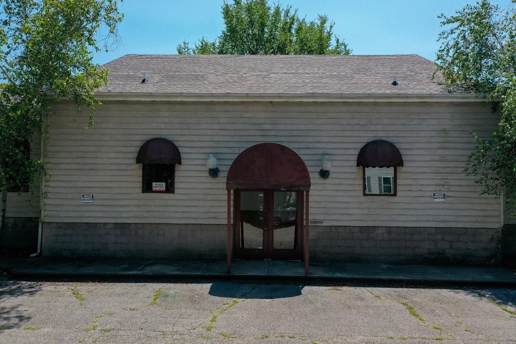 Photo of 301 Grant Avenue, Chesterton, IN 46304 (MLS # 837371)