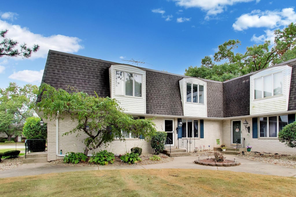 Photo of 1429 Elm Court, Schererville, IN 46375 (MLS # 845445)