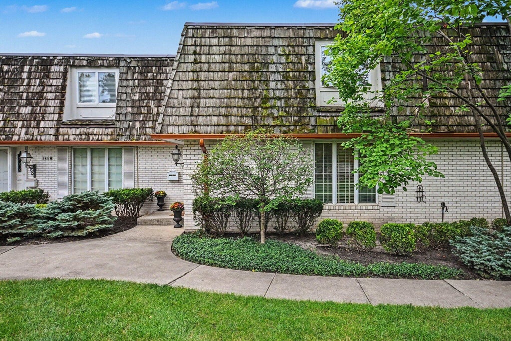Photo of 1316 Camellia Drive, Munster, IN 46321 (MLS # 845905)