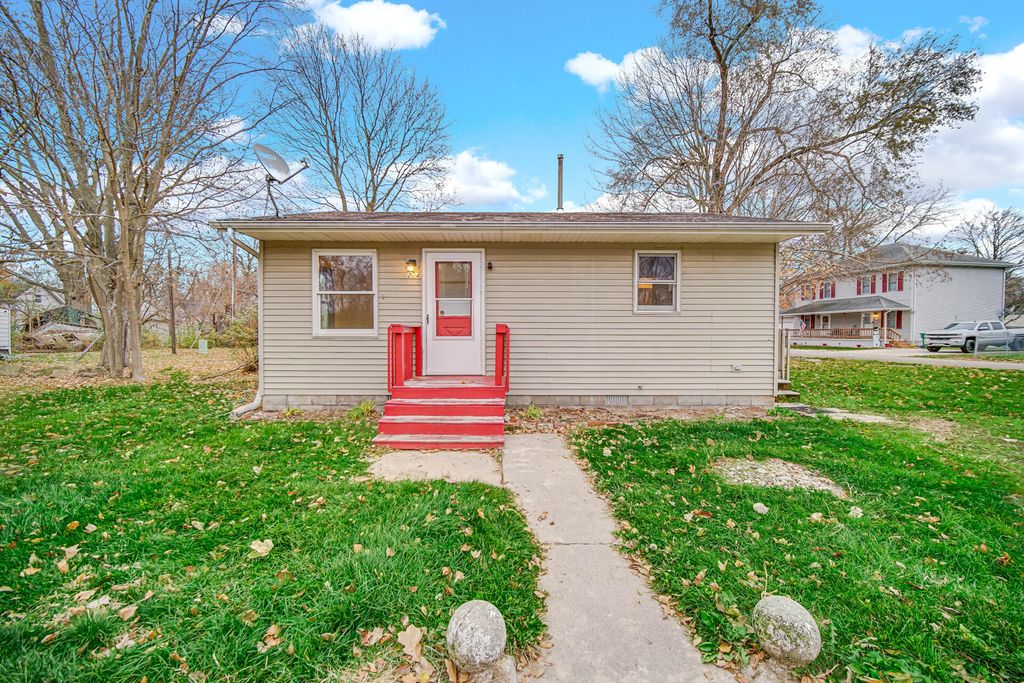 Photo of 204 Railroad Avenue, Westville, IN 46391 (MLS # 831080)