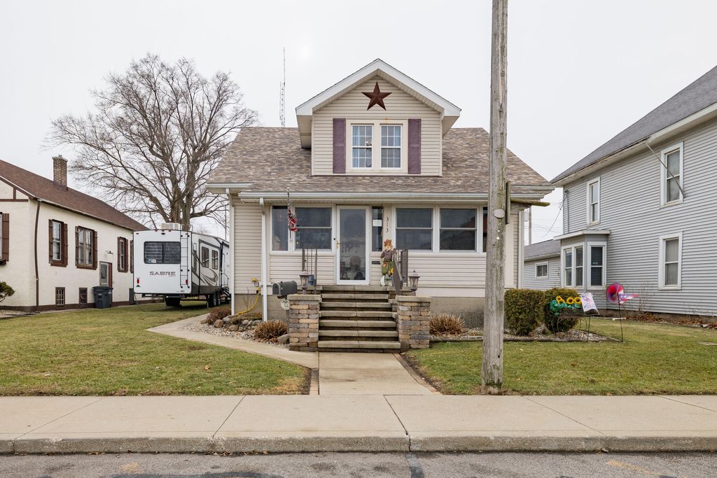 Photo of 313 E Graham Street, Kentland, IN 47951 (MLS # 832712)