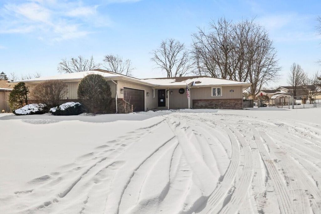 Photo of 943 Pawnee Drive, Crown Point, IN 46307 (MLS # 834041)