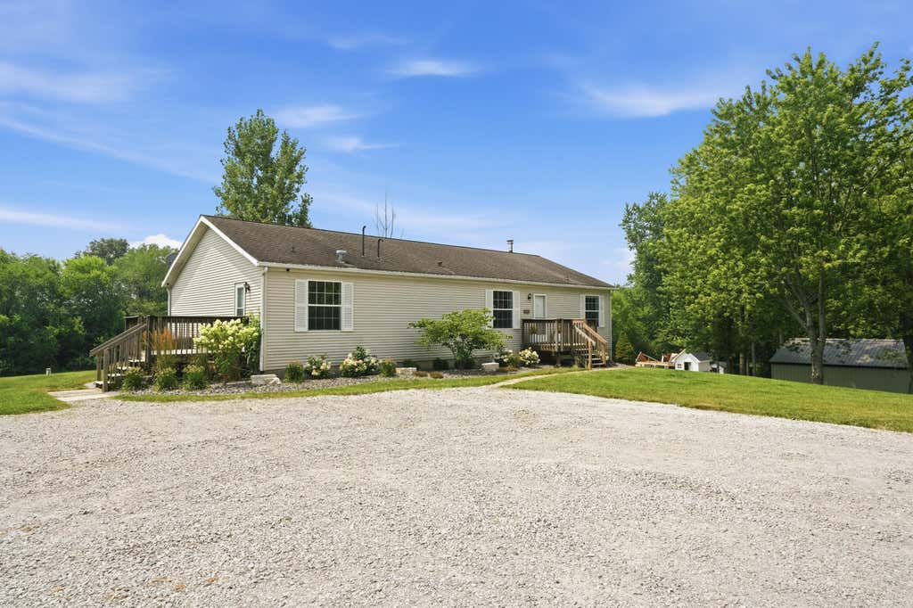 Photo of 3412 E 117th Avenue, Crown Point, IN 46307 (MLS # 843283)