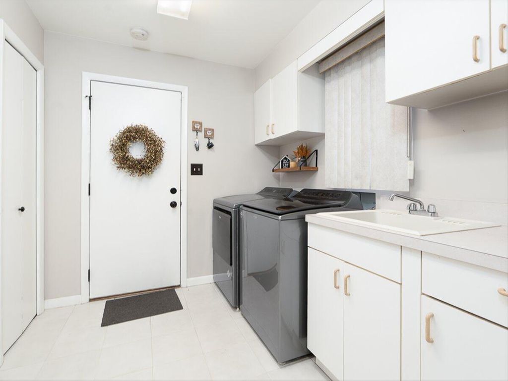 Photo of 239 Carnoustie Court, Schererville, IN 46375 (MLS # 835341)