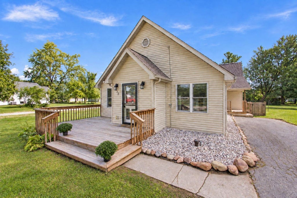 Photo of 825 Carnation Street SE, DeMotte, IN 46310 (MLS # 845840)