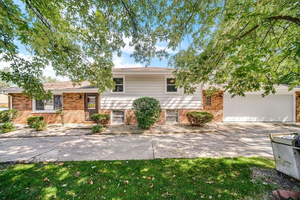 Photo of 205 Fairview Lane, Schererville, IN 46375 (MLS # 833470)